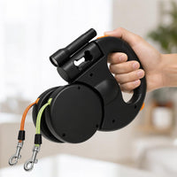 Mano sujetando el mango ergonómico de la correa Zuppy